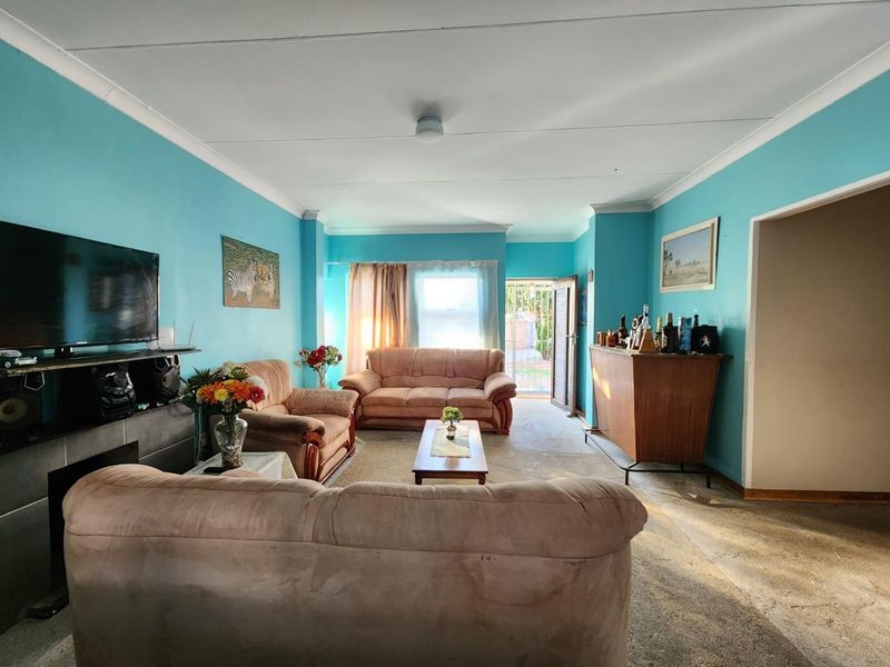 Charming 3-Bedroom Family Home with Pool in Heuwelsig - Photo 4