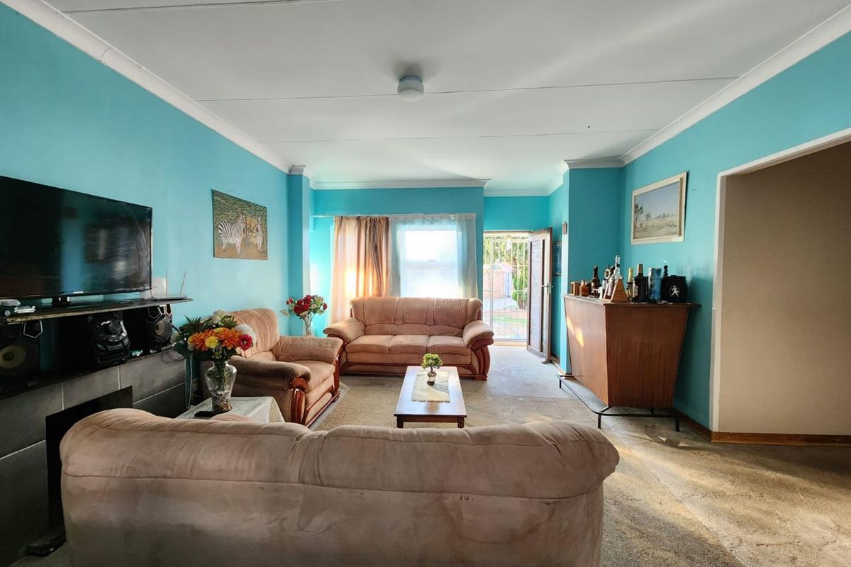 Charming 3-Bedroom Family Home with Pool in Heuwelsig - Photo 4