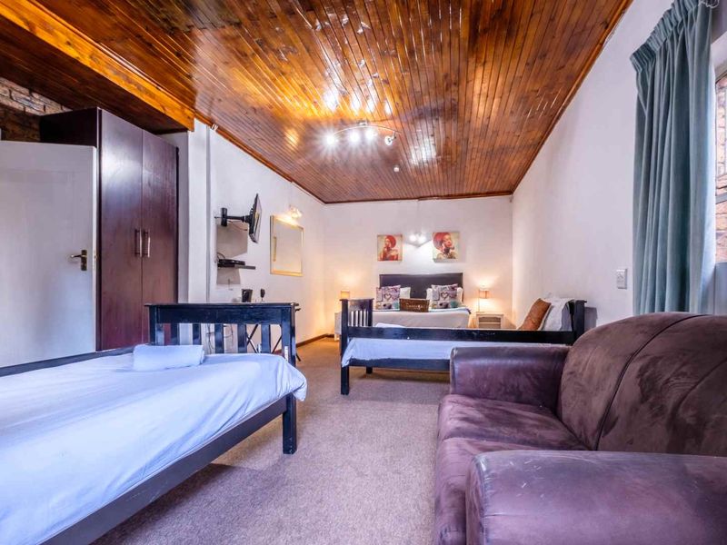 A GUESTHOUSE NEAR THE AIRPORT - Photo 8