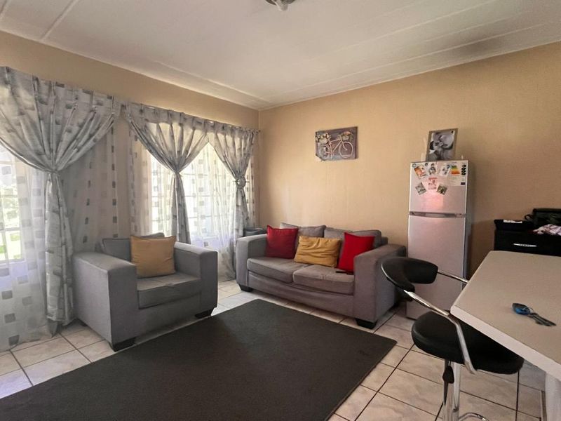 Investors and Small Families - Lovely GroundFloor Unit - Photo 7