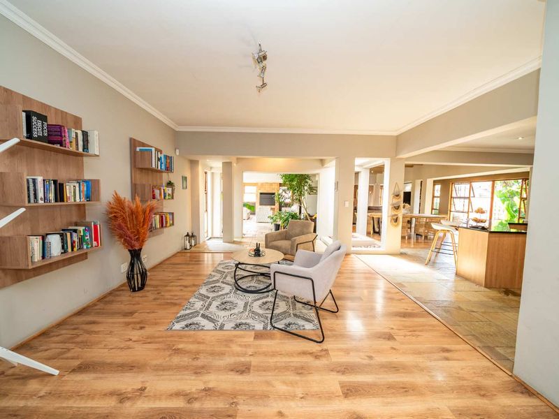 Architecturally Designed Indoor-Outdoor Family Home in Glen Marais - Photo 2