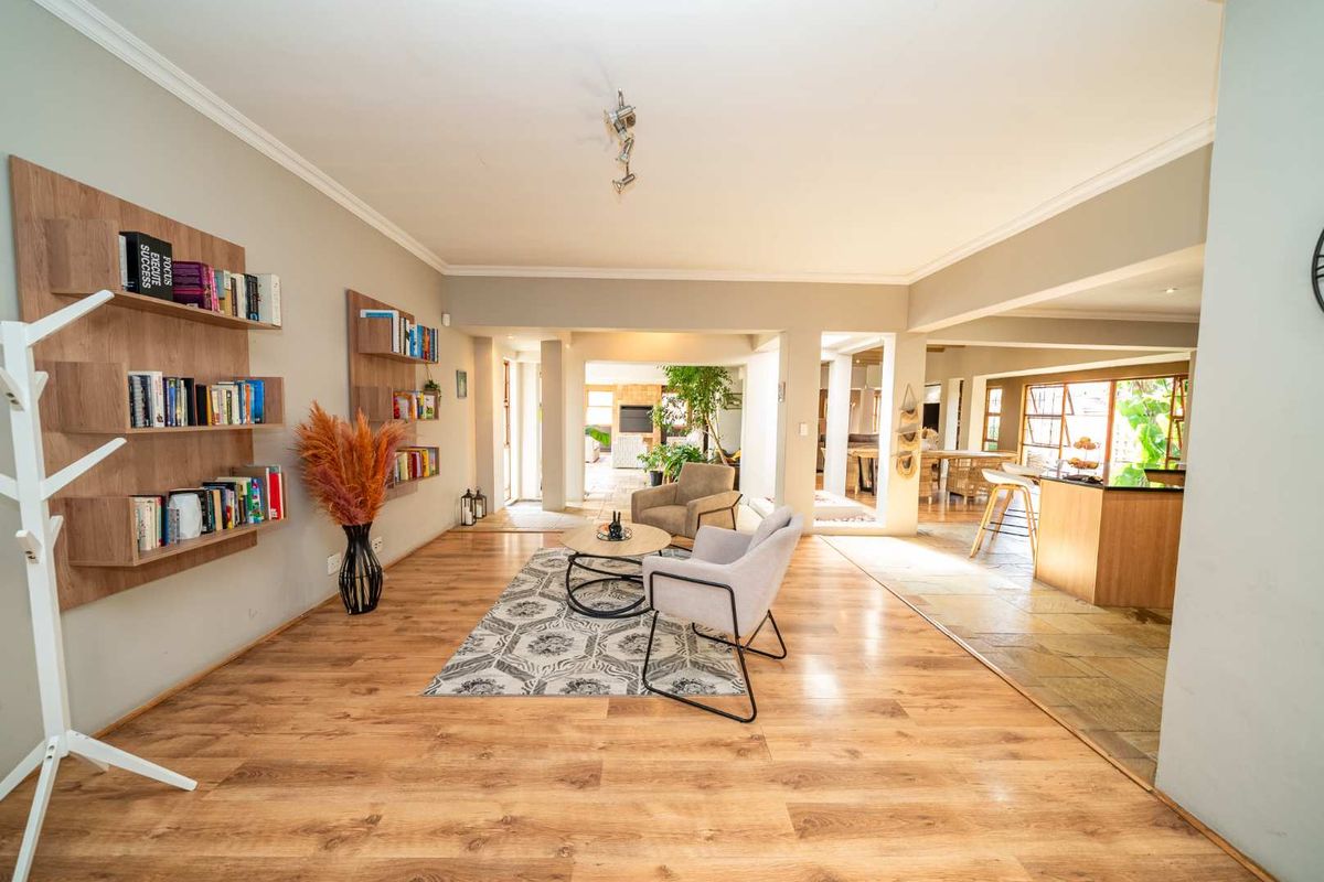 Architecturally Designed Indoor-Outdoor Family Home in Glen Marais - Photo 2