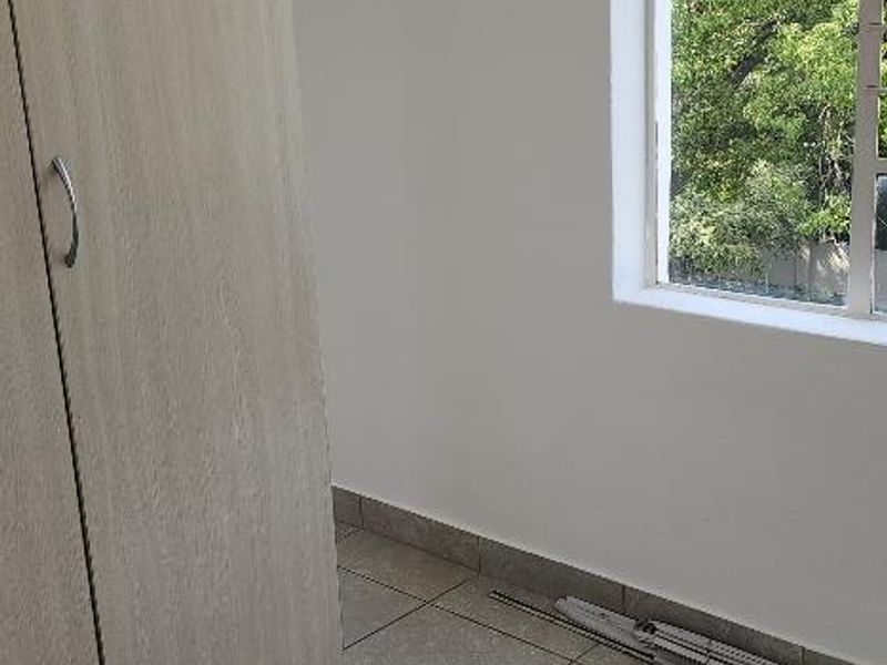 LOVELY 1 BED  / STUDIO APARTMENT IN ROSEBANK - Photo 4