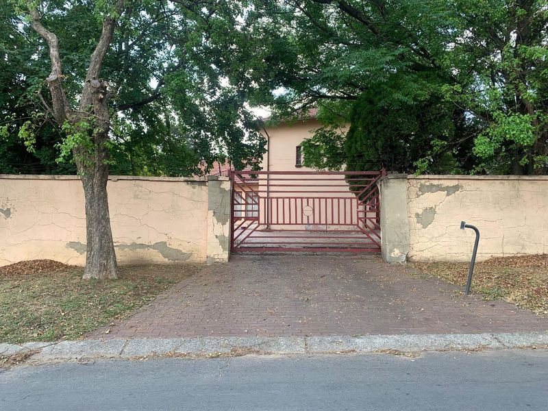 3 Bedroom house in Lombardy East with 2 Flatlets. - Photo 5