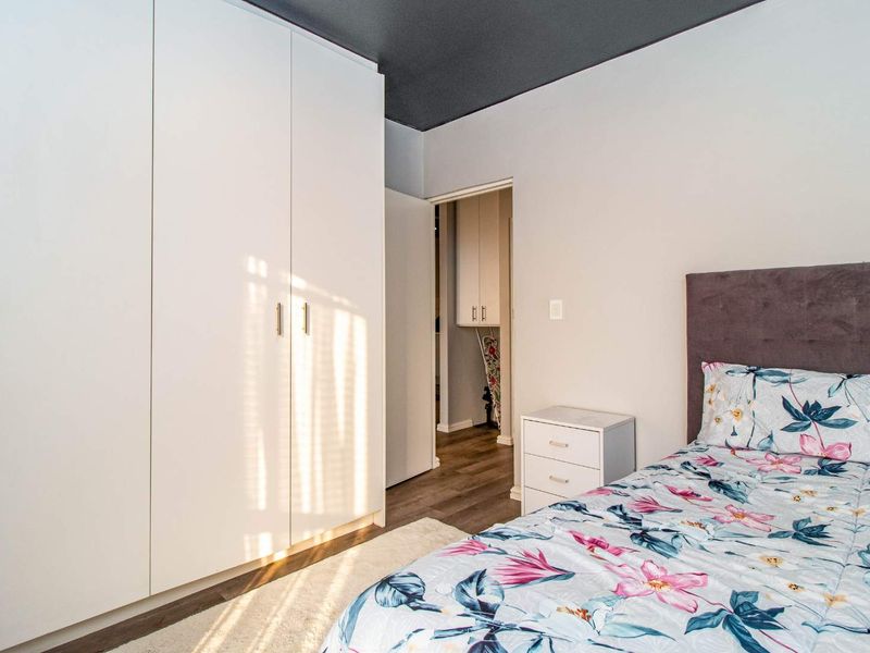 A modern two-bedroom apartment where comfort, convenience, and natural beauty come together. - Photo 10