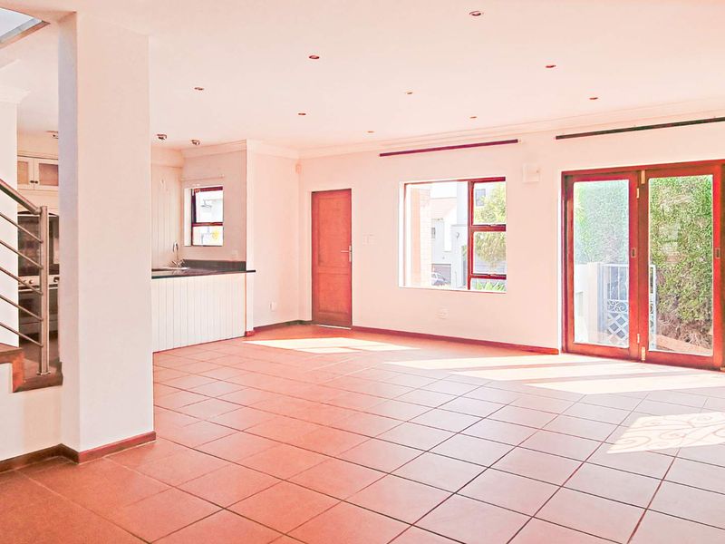 ELEGANT FAMILY LIVING IN SECURITY ESTATE. - Photo 7