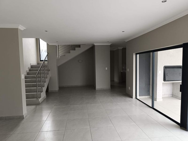 THATCHFIELD SECURITY ESTATE - 5 BEDROOMS - 4.5 BATHROOMS - Photo 5