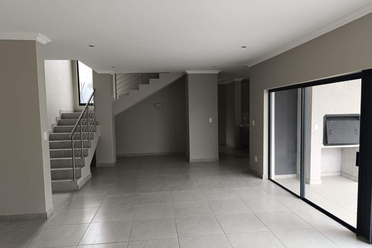 THATCHFIELD SECURITY ESTATE - 5 BEDROOMS - 4.5 BATHROOMS - Photo 5