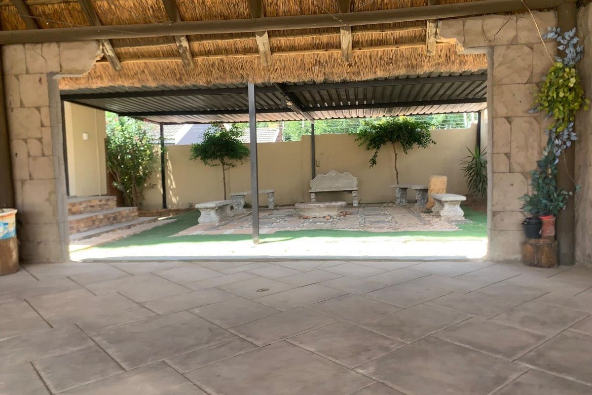 **Create Cherished Family Memories in the Heart of Glenanda - Photo 4