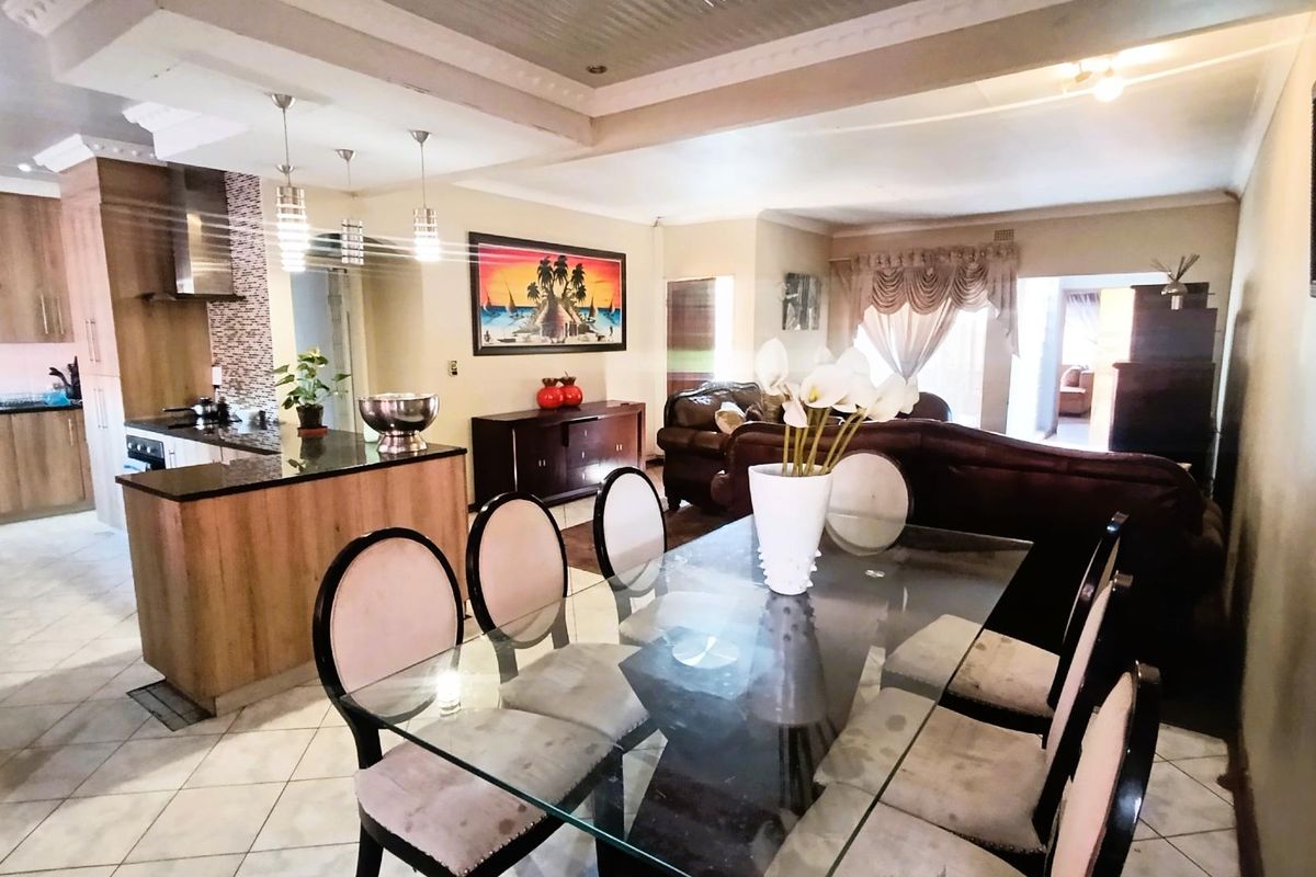 Spacious Suburban Gem:3-Bedroom Retreat with Pool and 3 Living Areas - Photo 5