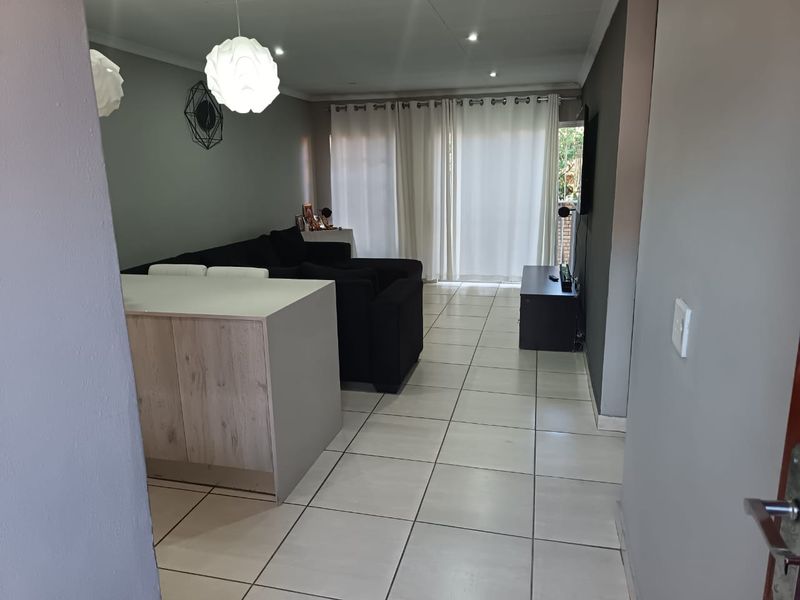 Rare find, Completely Redone 2-Bedroom townhouse with Private Garden in Security Complex. Exclusively Marketed by Sashen Moodley. - Photo 3