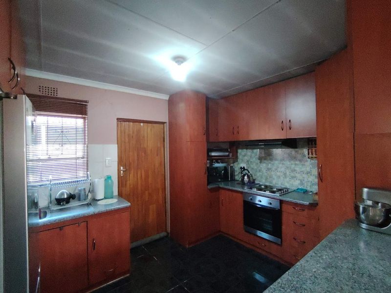For Sale, 3-Bedroom House in Grassland - Photo 8