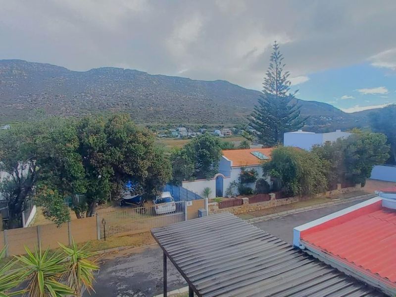 Coastal Living at Its Best in a Sought-After Neighbourhood - Photo 10
