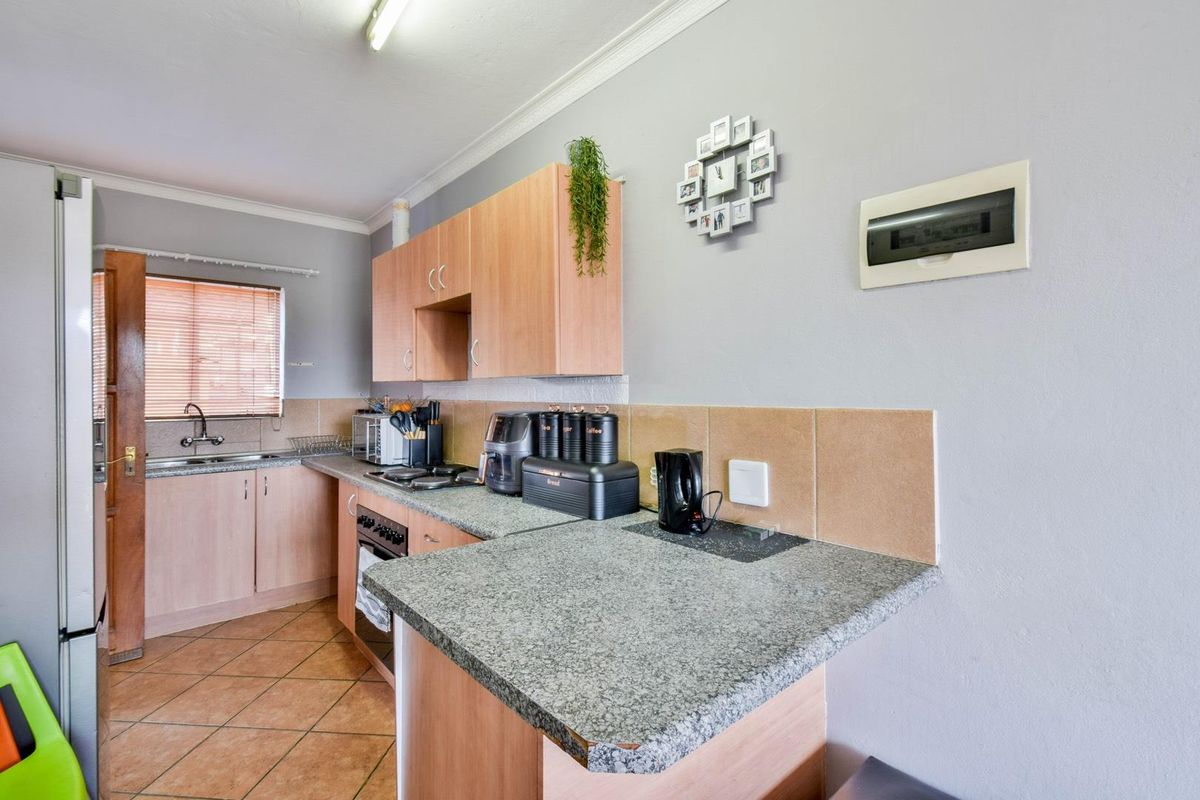 Neat & Tidy, ground-floor, Two bedroom unit - West Park - Photo 5