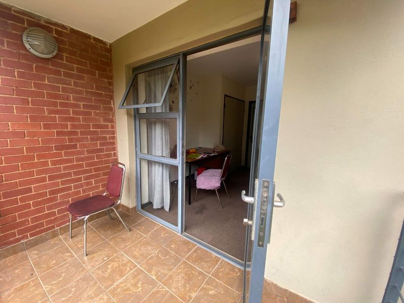 Bachelor Apartment in Ruimsig - Great Investment! - Photo 3