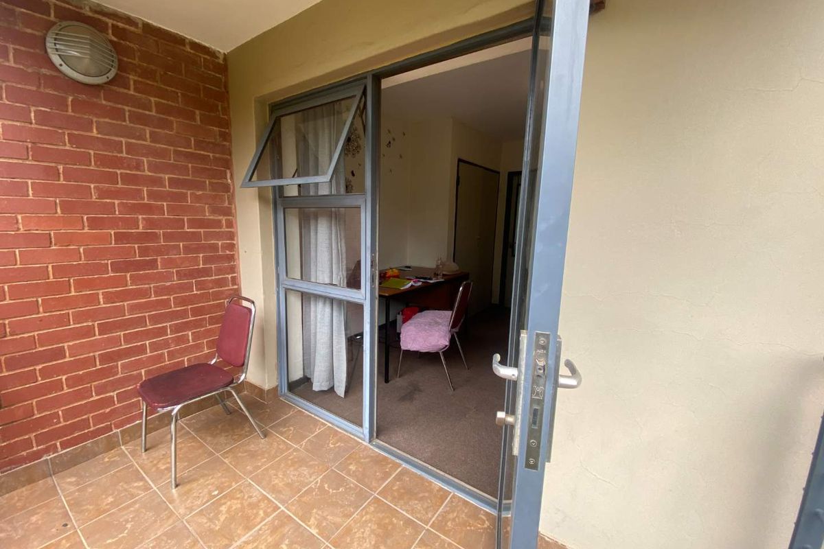 Bachelor Apartment in Ruimsig - Great Investment! - Photo 3