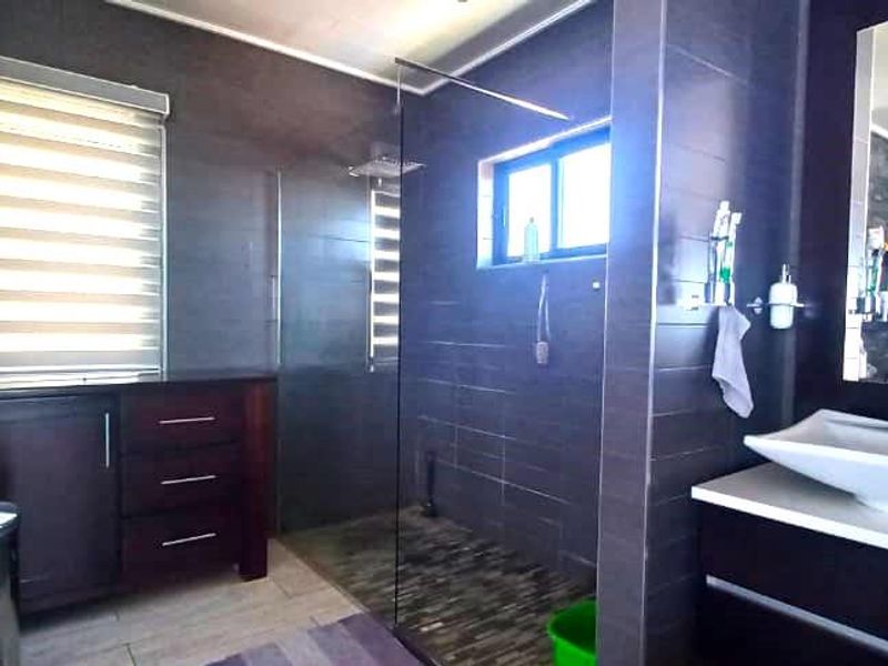 Modern Upmarket living on the Hill with 360' views over Windhoek - Photo 4