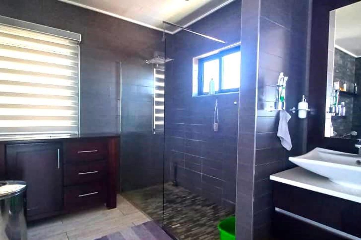 Modern Upmarket living on the Hill with 360' views over Windhoek - Photo 4