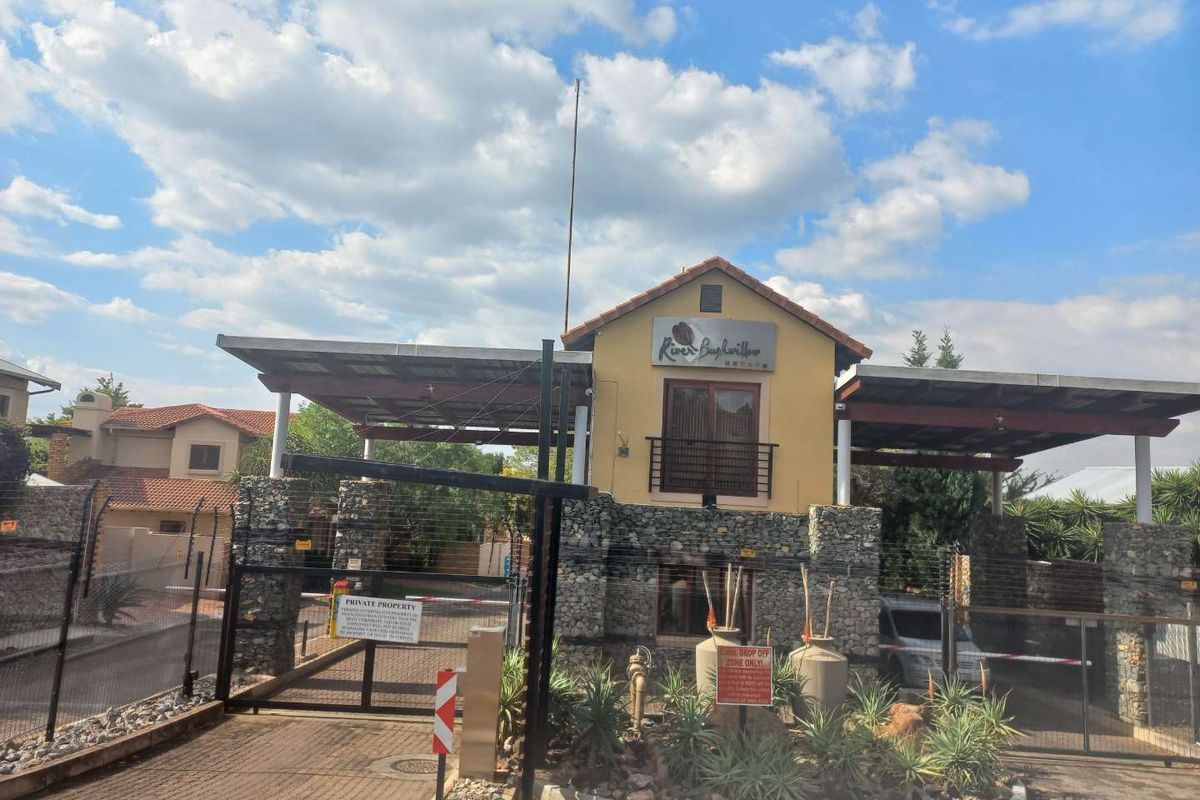 Bright and airy 2-bed haven with Balcony Bliss! - Photo 5