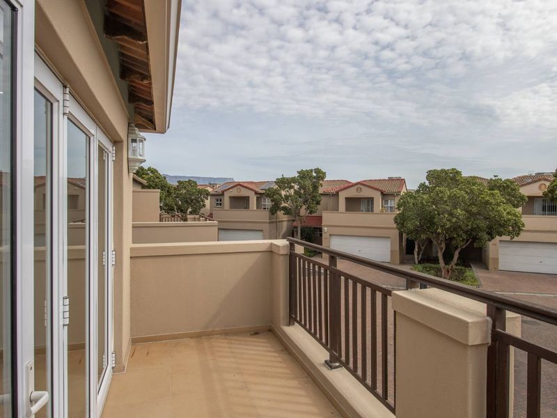 Immaculate West-Facing Townhouse in The Stableyard, Royal Ascot Estate! - Photo 5