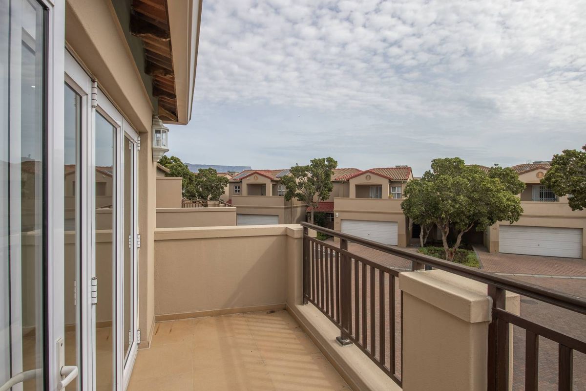 Immaculate West-Facing Townhouse in The Stableyard, Royal Ascot Estate! - Photo 5