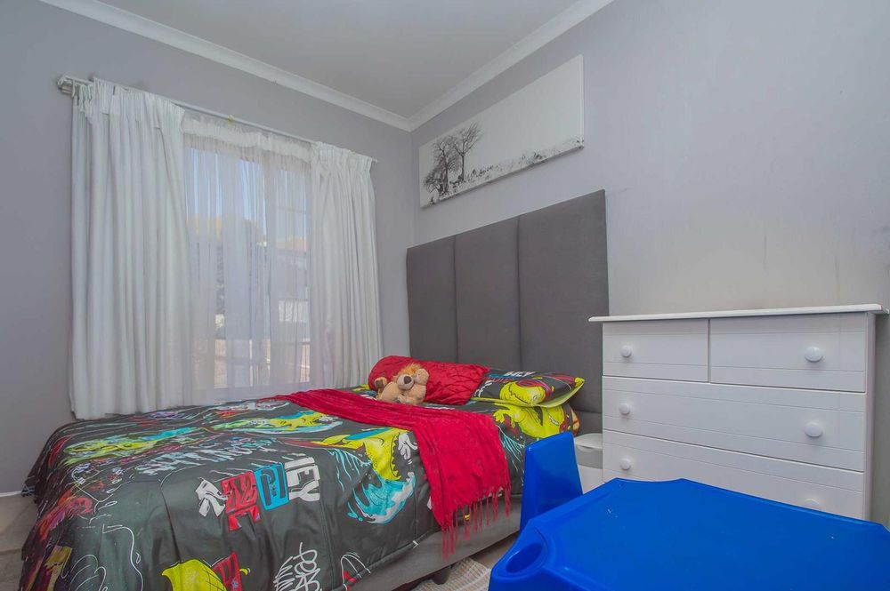 2nd Bedroom with space for dble bed