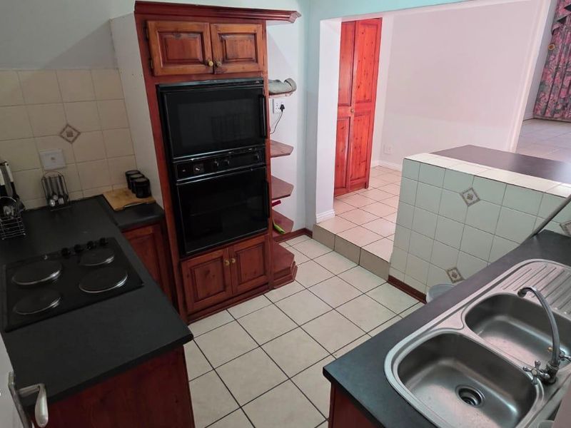 Exceptional 6-Bedroom Family Home with Outstanding Entertainment Space in Noordheuwel - Photo 10
