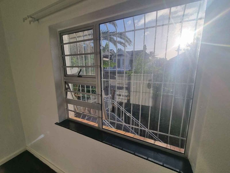 Newly Renovated Spacious Two-bedroom Apartment To Rent in Tamboerskloof! - Photo 7