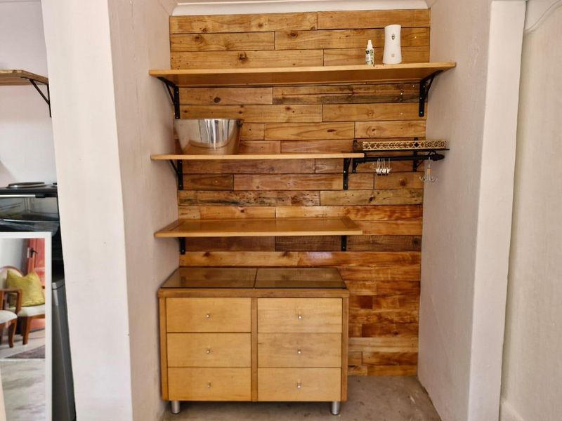 Charming Bachelor Cottage in Westdene - Photo 8