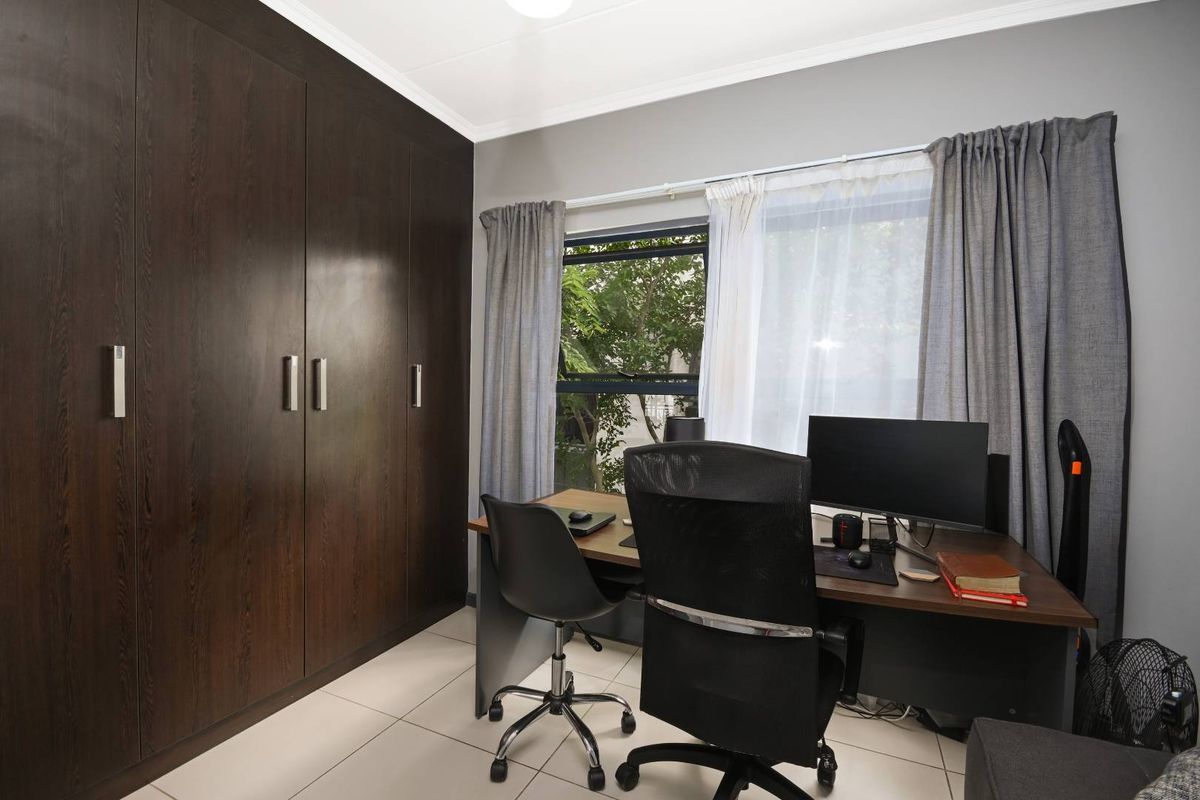 3 Bedroom, 2 bathroom unit in popular De Velde - Photo 2