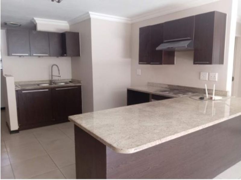 Stylish 2 Bedroom, 2 Bathroom Apartment with Balcony - Photo 5