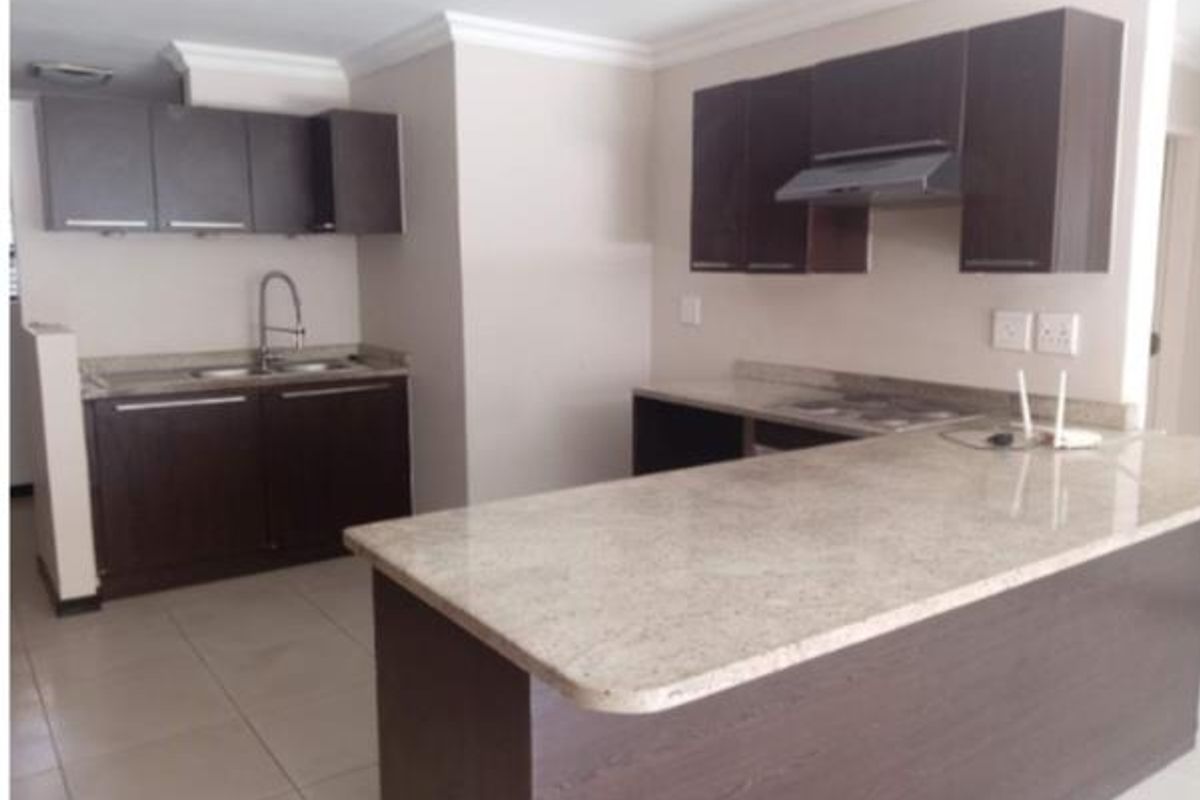 Stylish 2 Bedroom, 2 Bathroom Apartment with Balcony - Photo 5