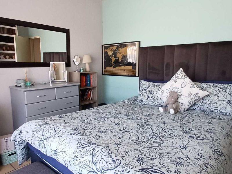 IMMACULATE RENOVATED UPSTAIRS UNIT - Photo 7