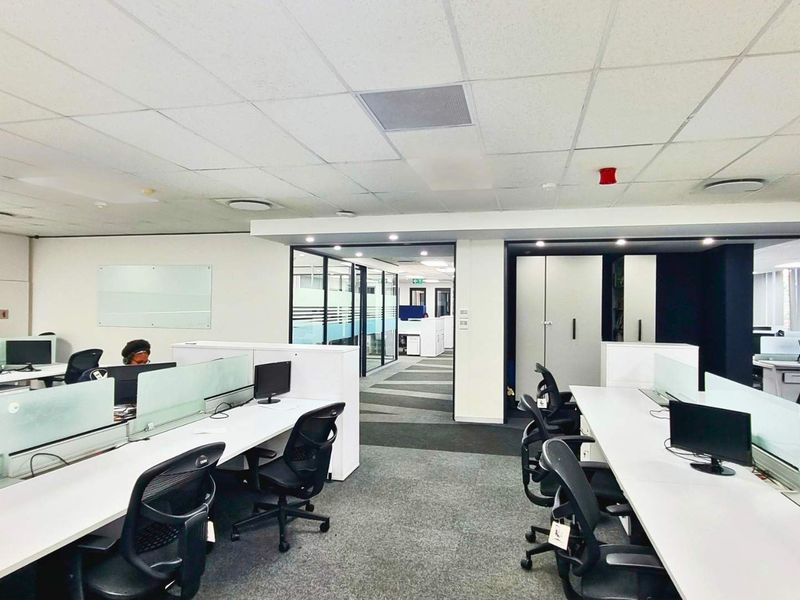 709m2 AAA office in Umhlanga Ridge with generator, lift access, secure entry, and 34 bays. Available January 2026 - Photo 4
