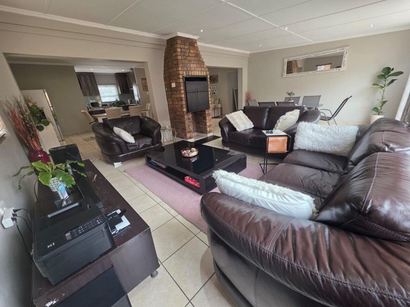 Modern, Upmarket Townhouse in a Secure Complex - Photo 7