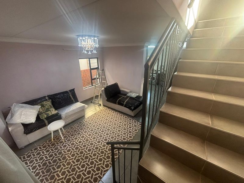 Stunning duplex unit in Olympus area. - Photo 4