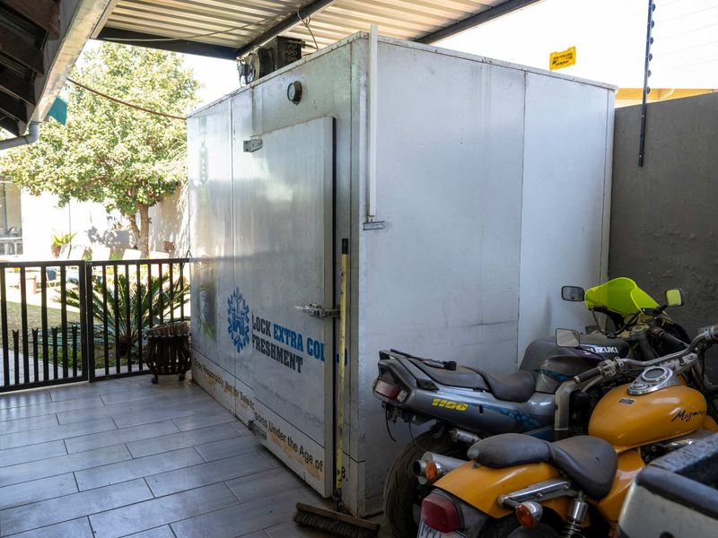 Spacious Haven 4-Bed Home with Pool, Flatlets & 6 Garages - Photo 7