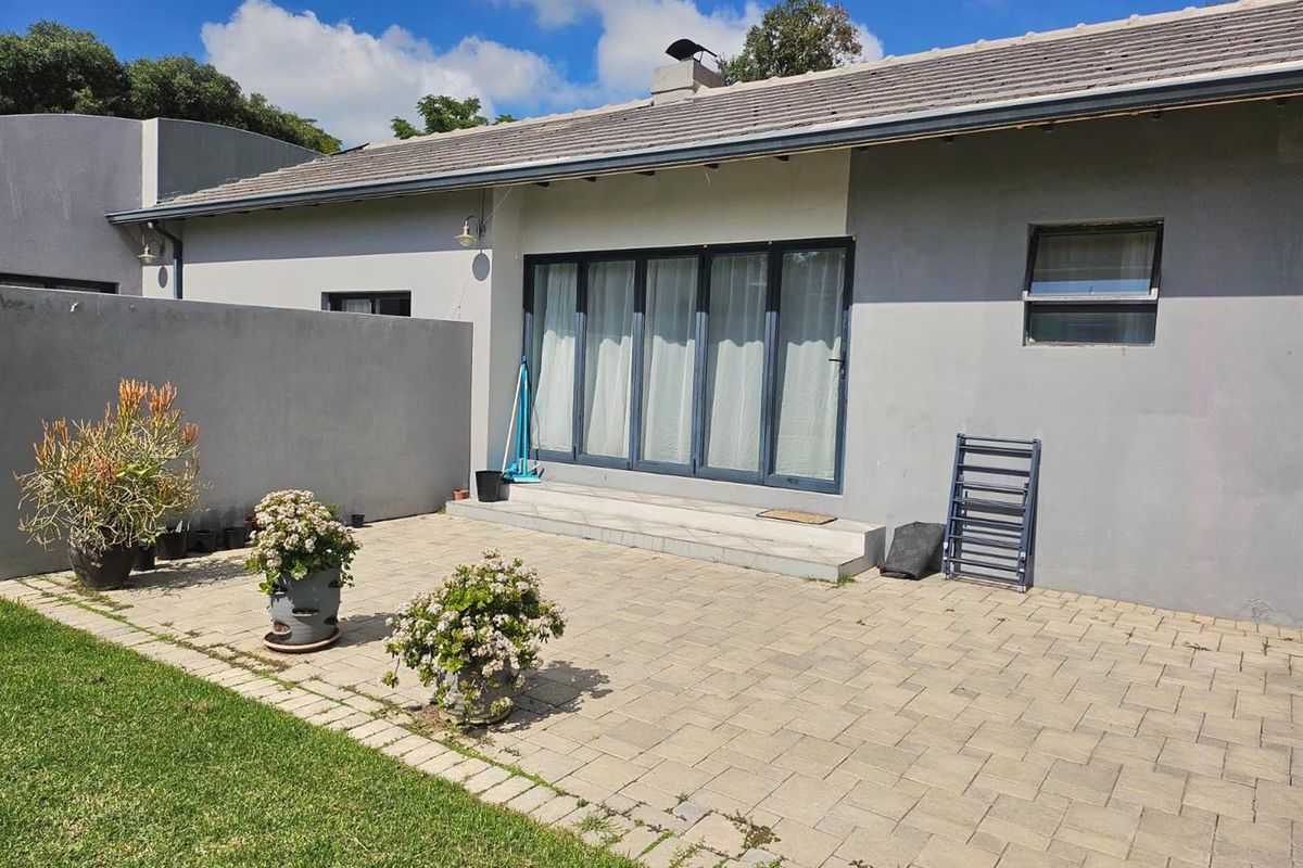 3 Bedroom House in BUCCLEUCH with 4 Spacious Cottages outside - Photo 5