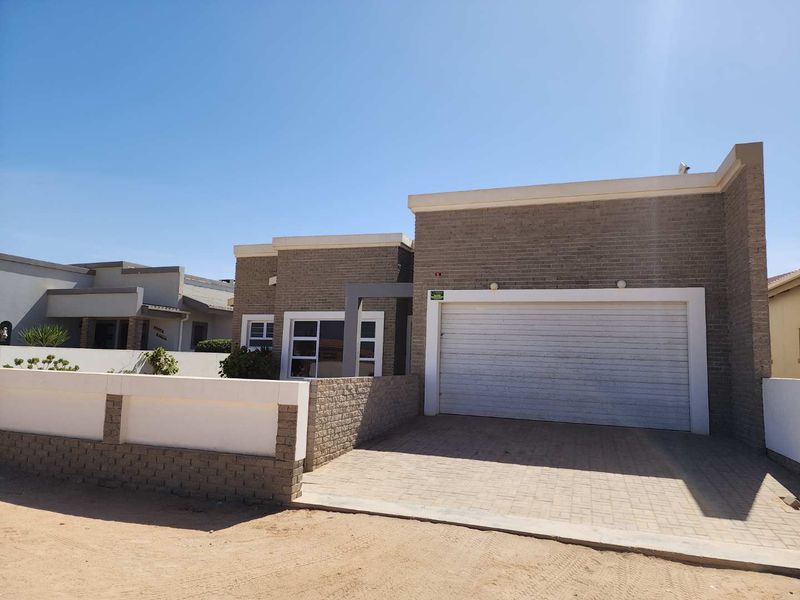 Rock face bricks with white aluminum windows. equals maintenance free. - Photo 2