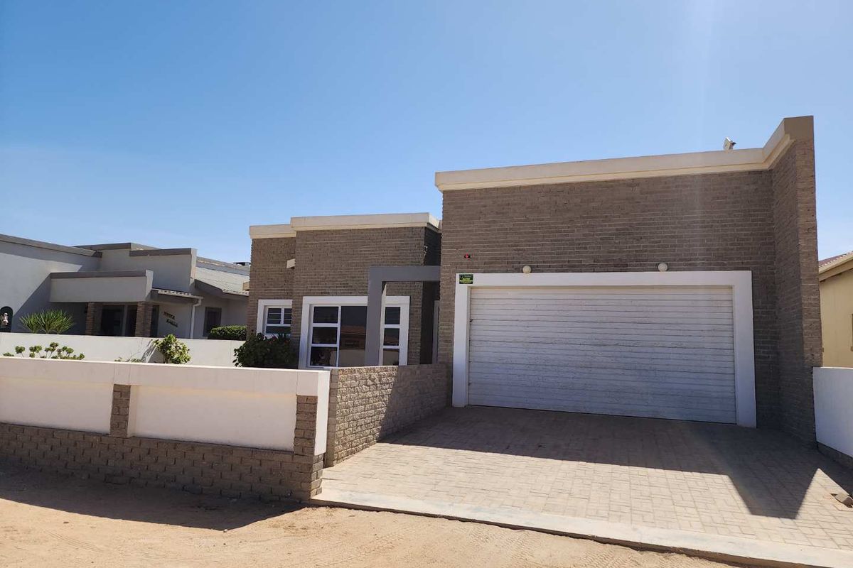 Rock face bricks with white aluminum windows. equals maintenance free. - Photo 2