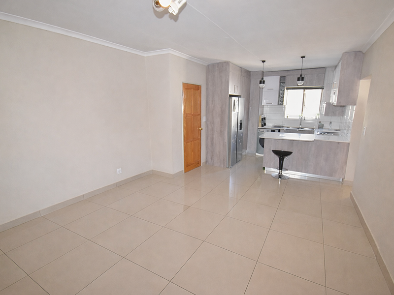 Modern First Floor Apartment - Photo 4