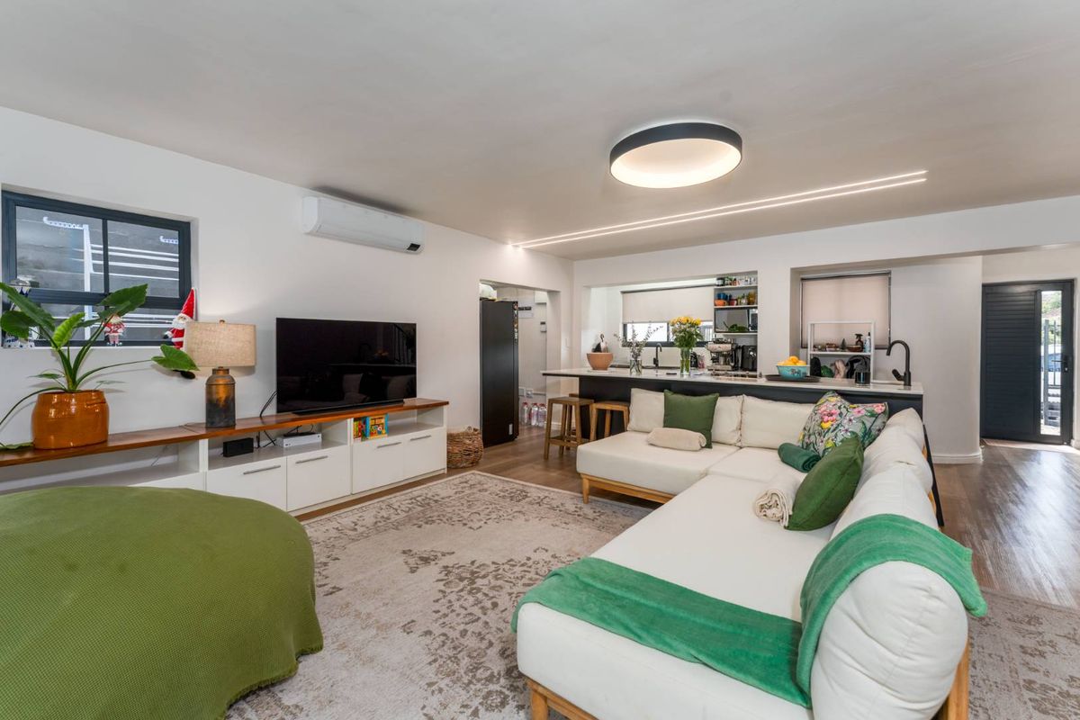 Brand new listing in ever popular Timour Hall - Photo 3