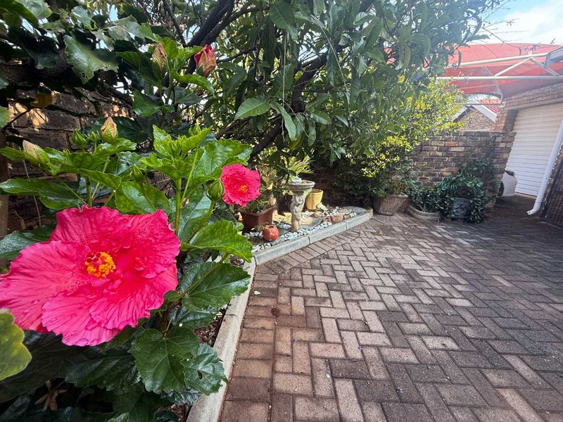 Secure & Spacious Simplex Living in Sought-After Noordheuwel – Perfect for Downsizing. - Photo 4