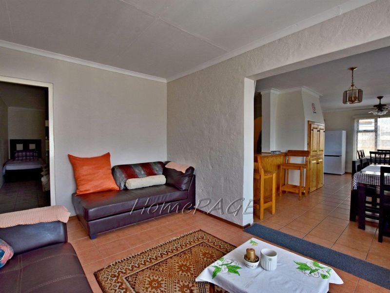 Meersig, Walvis Bay:  4 Bedr Home with 2 Bedr Flat for Sale - Photo 9