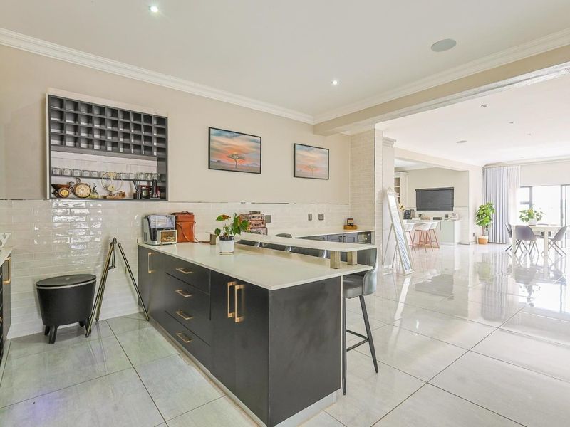 Stunning Off-the-Grid Masterpiece: Your Dream Home Awaits with two flatlets. - Photo 10