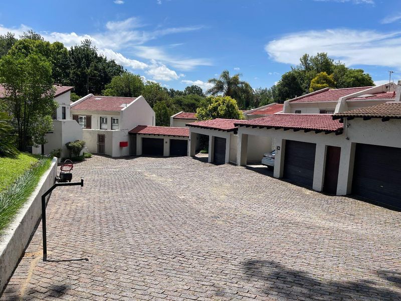 Spacious Family Townhouse in a Secure Bryanston Complex - Photo 4