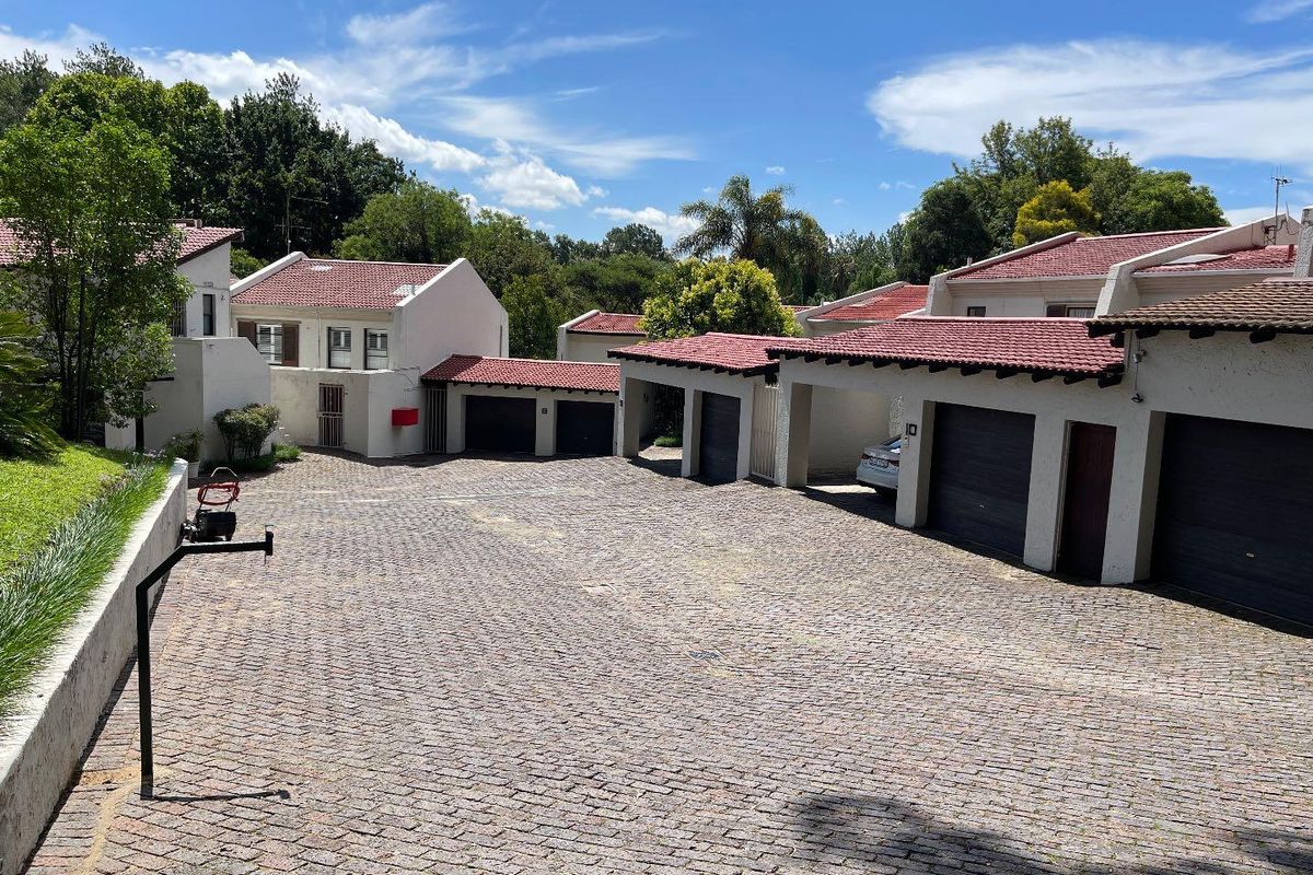 Spacious Family Townhouse in a Secure Bryanston Complex - Photo 4