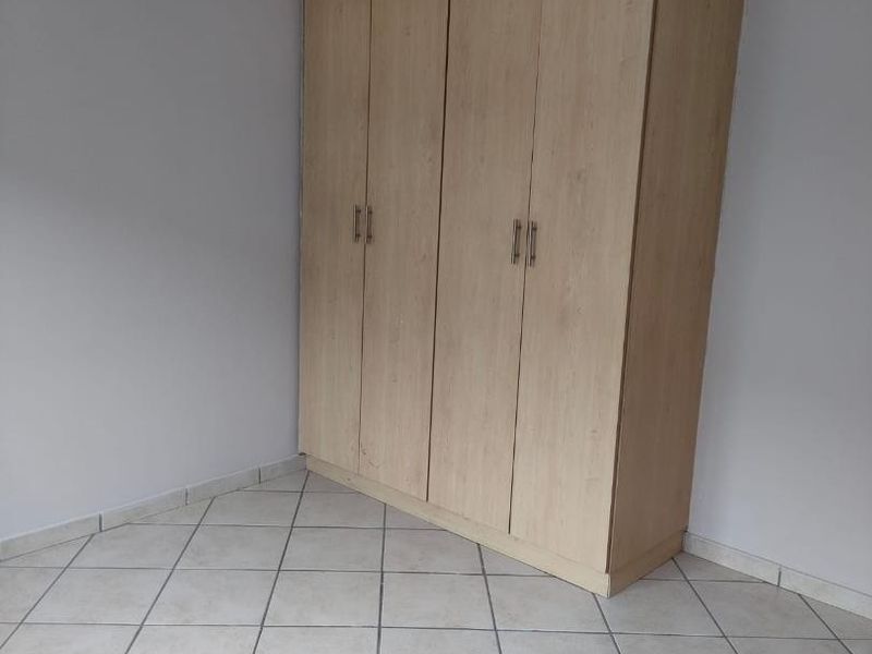 Comfy 2-Bed Apartment in Woodhurst with Balcony &amp; Garage! - Photo 7