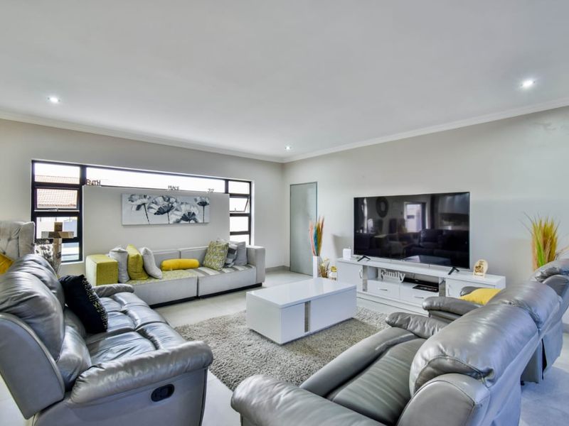 Modern Family Home in Savannah Country Estate - Photo 9