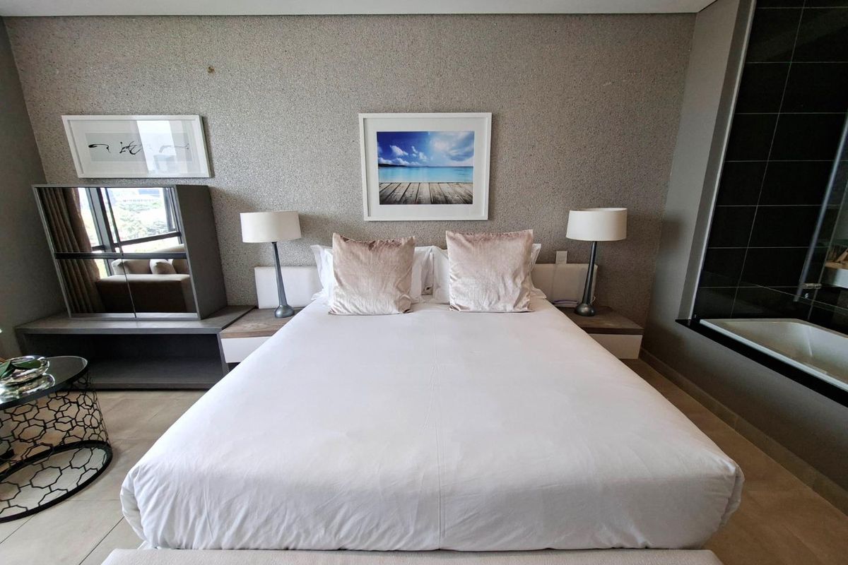 Stunning Furnished, 6th Floor Studio Apartment Available in Sandton Skye - Photo 3